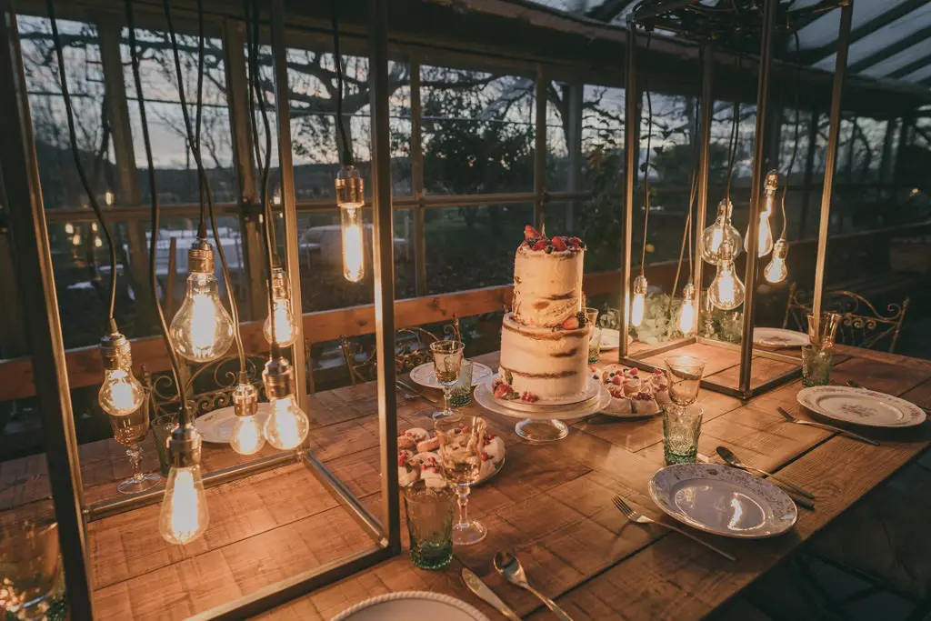 Mesas de madera y decoración para bodas de destino